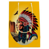 Native American Chief op wilde landschap zonsonder Medium Cadeauzakje (Achterkant)