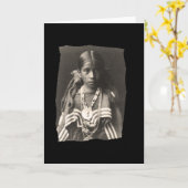 Native American Jicarilla Apache girl in F Kaart (Gele Bloem)