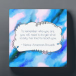 Native American Proverb Inspirerend Wise Gezegde Fotoplaat<br><div class="desc">Om je te herinneren wie je bent,  moet je vergeten wat de maatschappij je heeft geleerd. Een inspirerend en wijs Amerikaans spreekwoord. De reeks op een blauwe gemarmerde abstracte achtergrond met een buitenruimte kijkt aan het.</div>