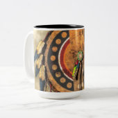 Native American Shield Tweekleurige Koffiemok (Voorkant links)