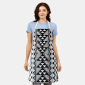 Native zon en regen in grijs schort (Gedragen)