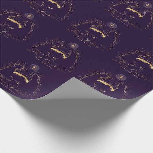 Nativity Manger Christmas Paarse Gold Custom Name Cadeaupapier (Hoek)