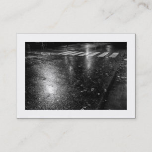 Natte Autumn Road bij nacht (grenspost) Visitekaartje