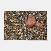 Natte kiezels en gevallen bladeren fotografische h deurmat (Voorkant)