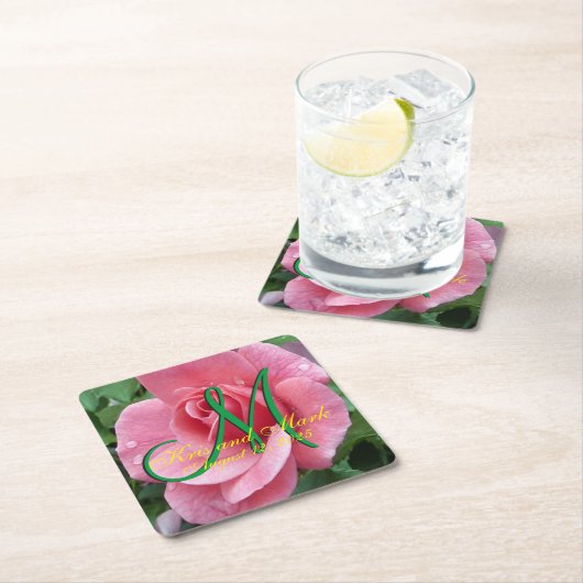 Natte roze roos monogram kartonnen onderzetters (Insitu)