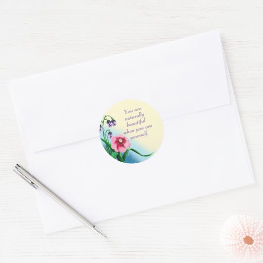 Natural Beauty Quote met roze en paarse bloemen Ronde Sticker (Envelop)