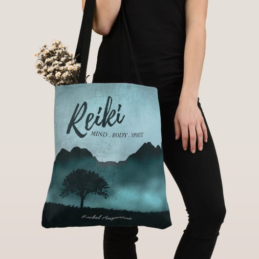 Natural Reiki Master en Yoga Mediation instructeur Tote Bag (Dichtbij)