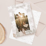 Natural Woodland Animals Cozy Village Arch Foto Feestdagenkaart<br><div class="desc">Onze natuurlijke bosbouwhuisdieren, een luie kerstkaart voor dorpen vatten de ware natuur van de simpele dingen. Natuurlijke texturen van houtkorrels, zachte aardtinten met beige, grijze en lichte keramische crèmes creëer een schoon, minimaal en lui ontwerp. We hebben onze handgetrokken houten vossen, herten, konijnen en natuurlijke florale, foliage elementen in een...</div>