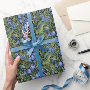 Naturalistische illustratie van blauwe klokjesblad cadeaupapier