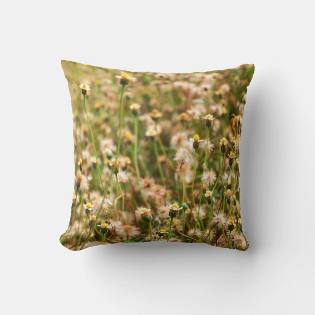 Nature background with grass flowerbackground, bea kussen (Voorkant)