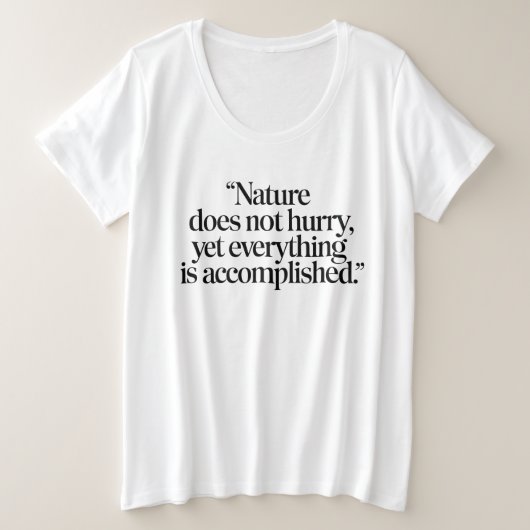 "Nature Does Not Hurry" - Additionante Zen Citaat Grote Maat T-shirt (Design voorkant)