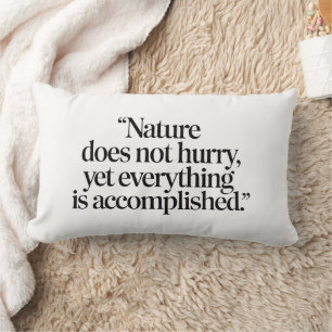 "Nature Does Not Hurry" - Additionante Zen Citaat Kussen