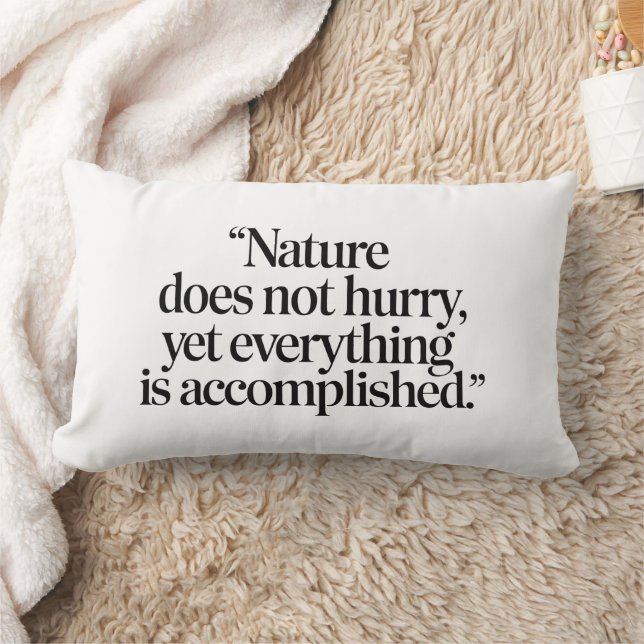 "Nature Does Not Hurry" - Additionante Zen Citaat Kussen (Deken)