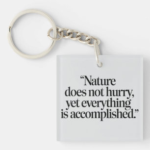 "Nature Does Not Hurry" - Additionante Zen Citaat Sleutelhanger