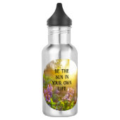 natuur afbeelding met inspirerende tekst waterfles (Links)