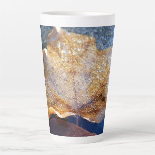 Natuur gele leder in de herfst, bevroren latte mok (Voorkant)