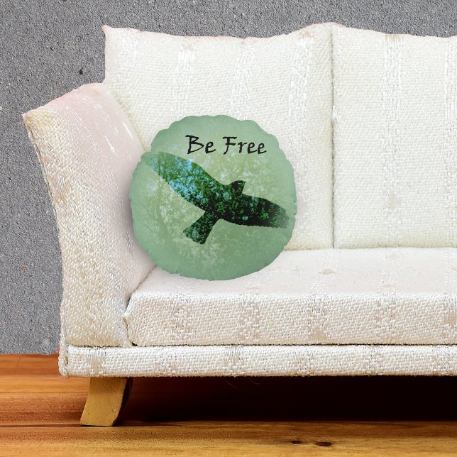 Natuur groene bomen vochtige staafcellen zijn vrij rond kussen (Transparent silhouette flying black crow treetops on green decorative pillow.)