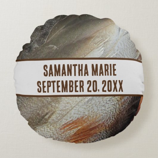 Natuur kinderkamer veren grijs bruin genderneutraa rond kussen (Voorkant)