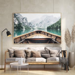 Natuur Noordse bergboat bij het meer Poster<br><div class="desc">Leg de serene schoonheid van natuur vast met het Nordic Lake Mountain Boat Natuur Poster. Met een rustig meer omringd door majestueuze bergen, toont dit poster een kleine, solitaire houten boot die vreedzaam op het water drijft, perfect als weerspiegeling van de minimalistische Scandinavische esthetiek. De kalmerende tonen en het pittoreske...</div>