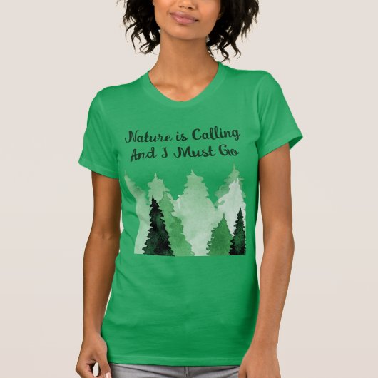 Natuur roept en ik moet naar Fir Trees Graphic gaa T-shirt (Voorkant)
