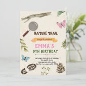 Natuur trail meisje themauitnodiging kaart (Staand voorkant)