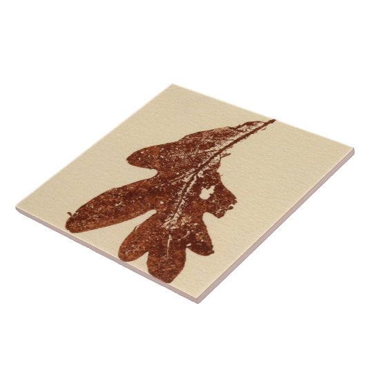 Natuur van één eekblad met bruine inkt op tint tegeltje (Zijkant)