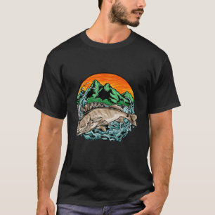 Natuur voor het vissen met forel op berggebied en  t-shirt