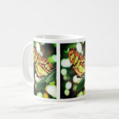 Natuur voor vlinder die kijkt koffiemok (Voorkant links)