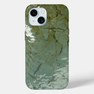 Natuurfoto van met water bedekte rotsplaat iPhone 15 case