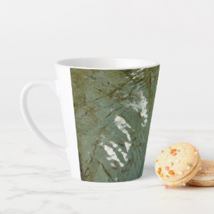 Natuurfoto van met water bedekte rotsplaat latte mok