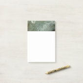Natuurfoto van met water bedekte rotsplaat post-it® notes (Op bureau)