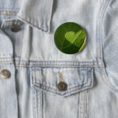 Natuurlijk hart op groene blad ronde button 5,7 cm (In situ)
