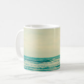 Natuurlijk tropisch zee en strand met windgolven i koffiemok (Voorkant links)