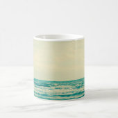 Natuurlijk tropisch zee en strand met windgolven i koffiemok (Center)