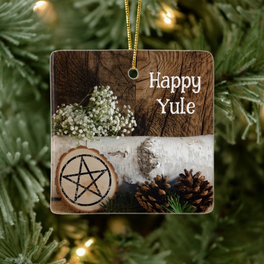 Natuurlijke Berkenboom Log en dennenappels Happy Y Keramisch Ornament (Boom)