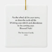 Natuurlijke Berkenboom Log en dennenappels Happy Y Keramisch Ornament (Achterkant)