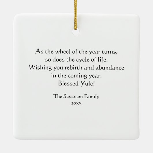 Natuurlijke Berkenboom Log en dennenappels Happy Y Keramisch Ornament (Achterkant)