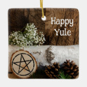 Natuurlijke Berkenboom Log en dennenappels Happy Y Keramisch Ornament (Voorkant)