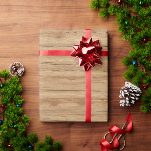 Natuurlijke eikenhouten planktextuur met warme tin cadeaupapier