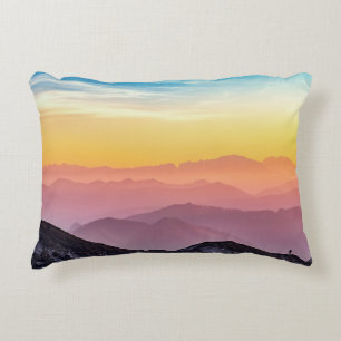 Natuurlijke kleuren in het berglandschap op zonson accent kussen