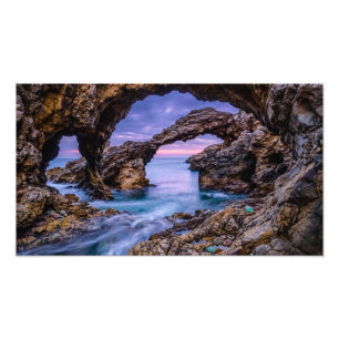 Natuurlijke rotsboogbrug over heldere zee foto ver afdruk