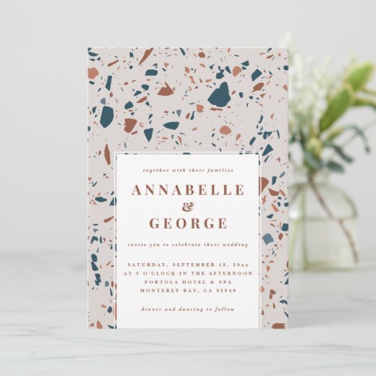 Natuurlijke terrazzotypografie moderne bruiloft aankondiging (Staand voorkant)