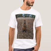 natuur's Feast: een Wallaby's Snack Break T-shirt (Voorkant)