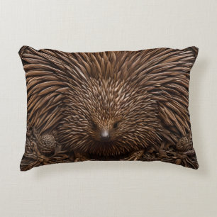 Natuur's Quill: De Australische Echidna in Hout, Accent Kussen