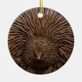 Natuur's Quill: De Australische Echidna in Hout, Keramisch Ornament (Voorkant)