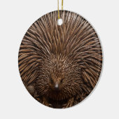 Natuur's Quill: De Australische Echidna in Hout, Keramisch Ornament (Links)