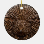 Natuur's Quill: De Australische Echidna in Hout, Keramisch Ornament (Achterkant)