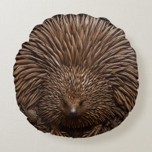 Natuur's Quill: De Australische Echidna in Hout, Rond Kussen