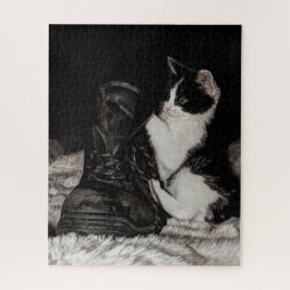 Naughty black and white cat legpuzzel