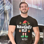 Naughty elf Familienaam voor kerstmis T-shirt<br><div class="desc">Met dit humoristische naughty elf t-shirt dat deel uitmaakt van een bijpassend collectie voor huiseigenaars met cadeaus voor elk familielid. Dit t-shirt is perfect voor elke kerstgezinshereniging en heeft een schattig pet en leuke poten, met de titel "Naughty elf" in een wit, modern lettertype met alle petten. Het shirt kan...</div>